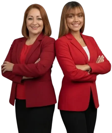 María Alvarado (izquierda) y Paola López (derecha), Corredoras de Bienes Raíces de MAR Real Estate Group Inc., de pie espalda con espalda con los brazos cruzados. Ambas visten un blazer rojo y faldas/pantalones negros, transmitiendo profesionalismo y confianza.